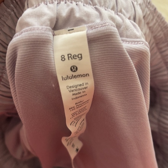 LULULEMON HOTTY HOT LOW RISE 2.5” SHORTS - Picture 4 of 4